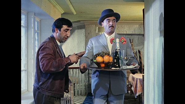 7. А изначально товарища Саахова звали Охохов, но оказалось, что Министерстве культуры есть высокий чиновник с такой фамилией, который потребовал изменить имя героя.