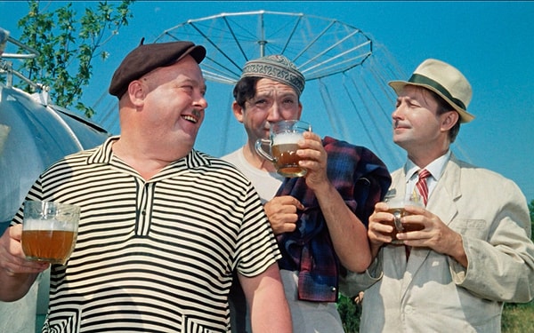 8. Георгий Вицин был трезвенником, но во время съемок в фильме ему пришлось выпить целую кружку пива.