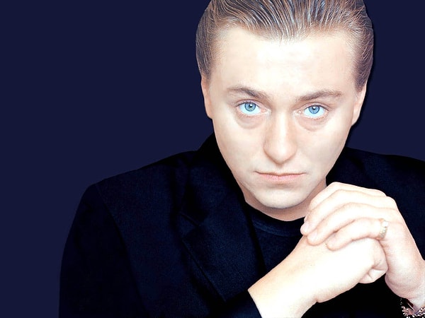 4. Иногда Безруков появляется в фильмах в своих личных вещах