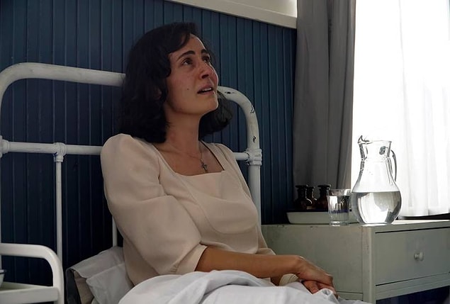 Uyandığı gibi de, kendi oğlunu sormadan önce, Azize'den kocasının yaptığı şey adına ne kadar utanç duyduğunu belirtti. Ne asil, ne güzel kadınsın sen Veronika bee!