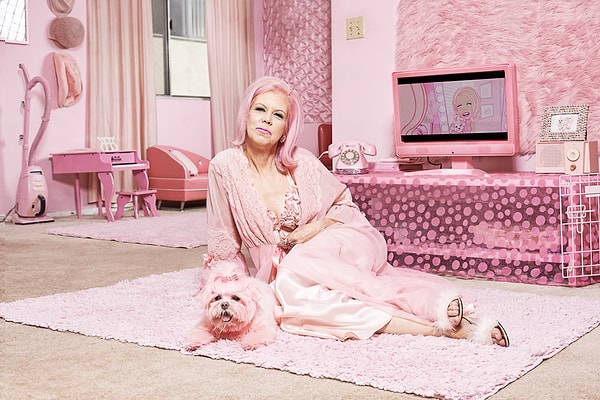 3. Жила-была однажды женщина, которая любила все розовое. У нее был милый маленький одноэтажный дом. Все там было розовым: собака, ковер, стены. Даже волосы женщины! А какого цвета была лестница?