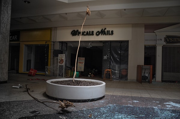 25. В магазине был кассир-зомби, вы его немедля обездвижили. Затем вы заприметили машину у магазина...