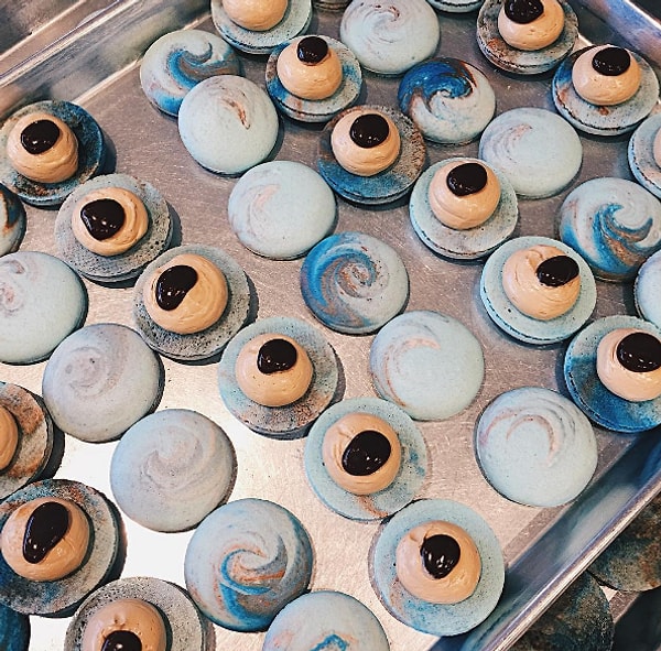 3. Здесь есть пирожные макарон со вкусом солёной карамели, молока и мёда и даже французских тостов!