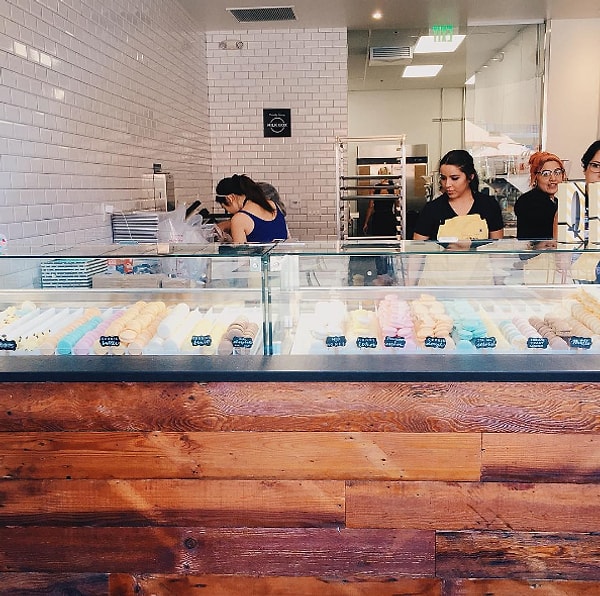 7. Владельцы кондитерской Лианна и Павел Пьетрасинска каждый день выпекают большое количество макарон!