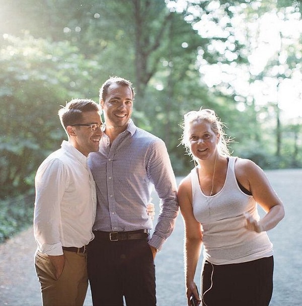 3. Эми Шумер, американская стендап-комедиантка, сценарист, продюсер и актриса. Она известна тем, что часто устраивает на улице "шоу", удивляя прохожих. Например, однажды она зашла в магазин и купила матрас для служащего за 2000 баксов. На этом фото во время пробежки чумовая девушка портит фото этих молодых людей: