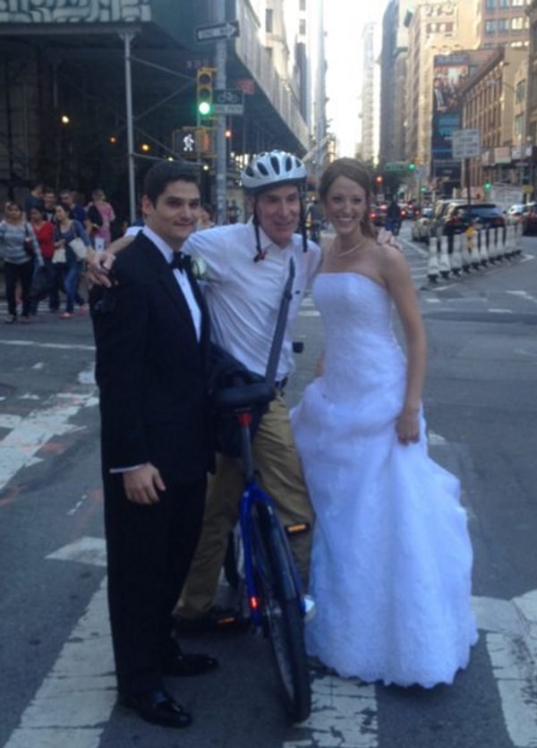 5. А вот Билл Най не бегает, он "въезжает" на свадьбы на велосипеде: