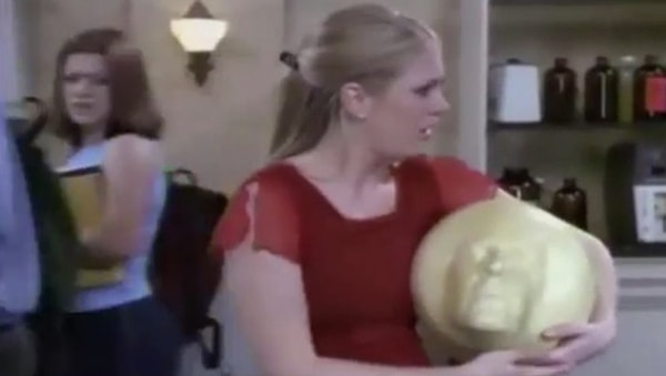 12. Перед тем как победить в шоу "American Idol" Келли Кларксон снялась в эпизодической роли в сериале "Сабрина — маленькая ведьма"