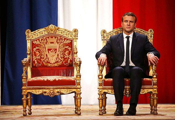2. Fransız Cumhurbaşkanı Emmanuel Macron Paris valisi Anne Hidalgo'yu dinliyor, 14 Mayıs.