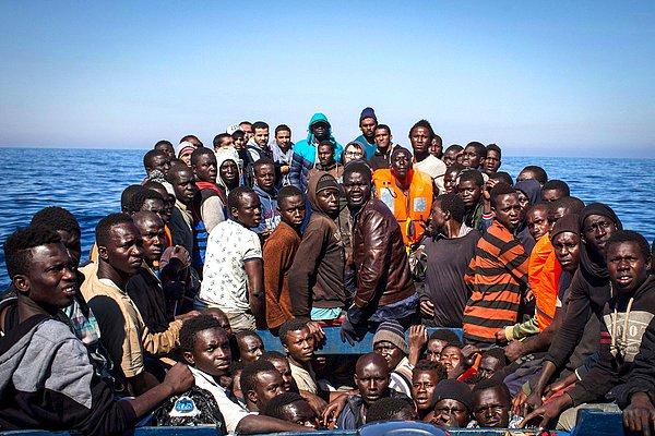 3. İtalya açıklarında kaçak göçmenlele dolu bir tekne Açık Deniz Göçmen Yardım İstasyonu (MOAS) yardımını bekliyor.
