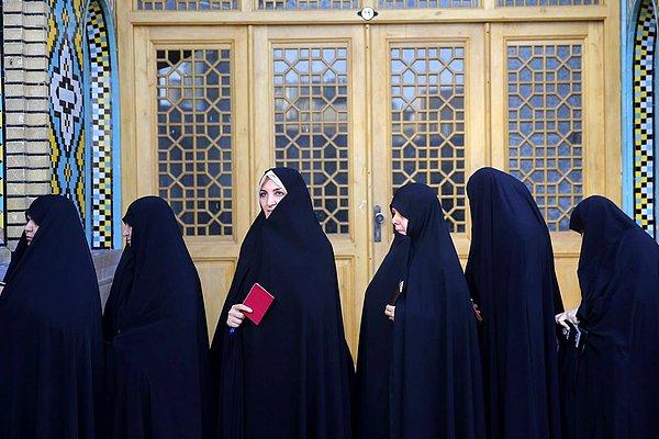 6. 19 Mayıs günü İran'da kadın seçmenler sandığa gitti.