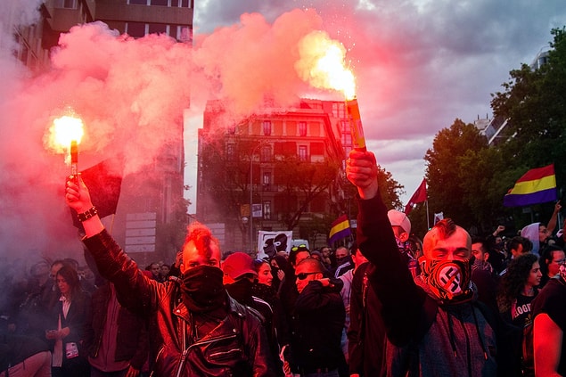 13. Madrid'de 13 Mayıs günü aşırı sağcı "Hogar Social" topluluğunu sol görüşlü bir grup meşaleler yakarak protesto ediyor.