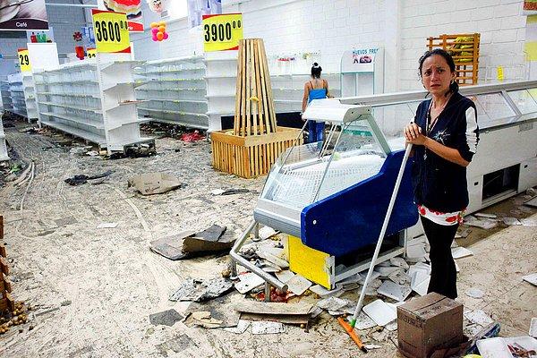 16. Venezuela'da süren çatışmalarda yağma edilmiş bir dükkan, 17 Mayıs.