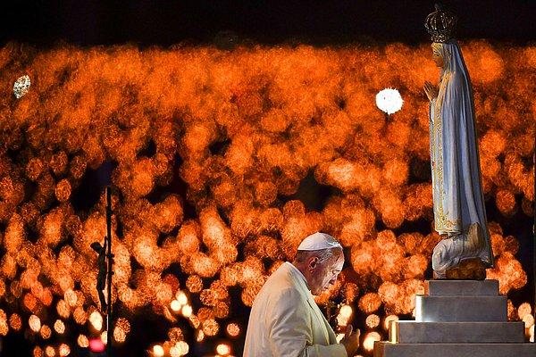 17. Papa Francis 12 Mayıs günü yaptığı Portekiz ziyaretinde Meryem Ana heykeli önünde dua ediyor.