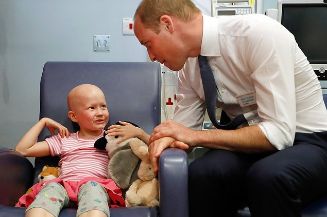 20. İngiltere Prensi William 10 yıldır yöneticiliğini yaptığı Royal Marsden Hastanesi'nde 6 yaşındaki hasta Daisy Wood ile görüşüyor, 16 Mayıs.