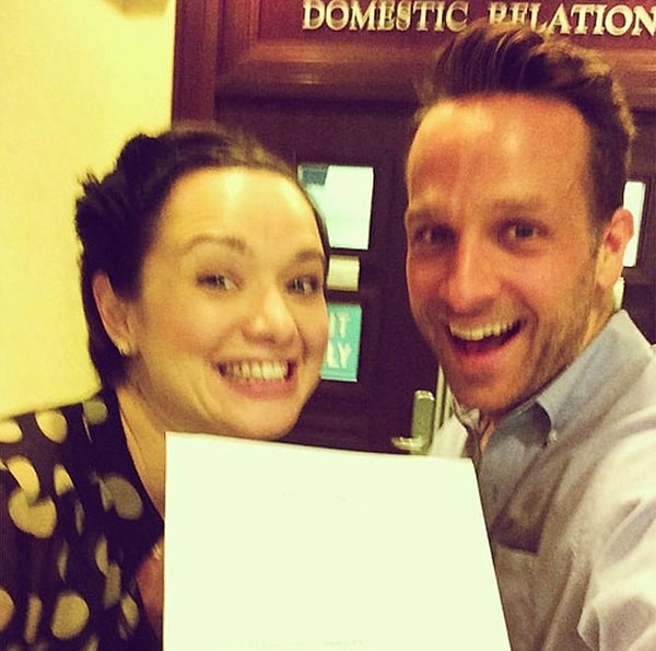 2. "Наконец-то мы официально разведены. Это самый мирный разрыв, который только можно себе представить! Мы улыбаемся не потому, что брак расторгнут, а потому что мы счастливы!"