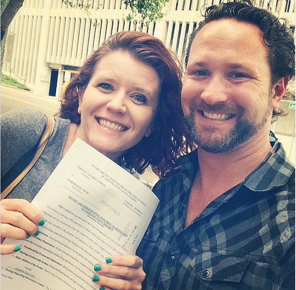 10. Фото с документами, чтоб уж точно никто не усомнился.