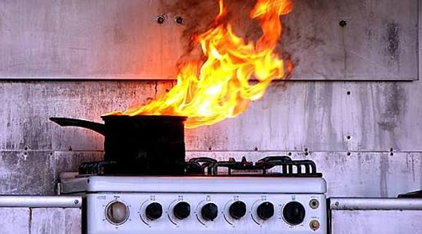 7. Если на кухне есть датчик дыма, то он вечно срабатывает.