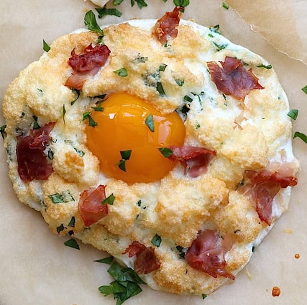 5. По желанию можно добавить помидоры, перец, зелень или бекон