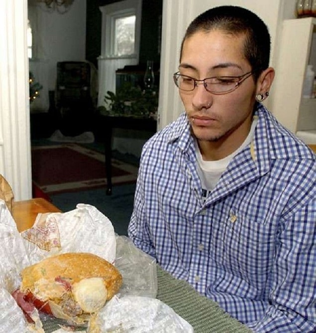 21. Bu fast food zincirinin mutfağında bir şeyler dönüyor belli ki, sandviçten prezervatif çıkmış. 😕