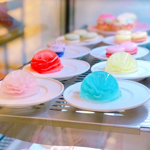 7. Их выполняют в синем, красном или желтом цветах.