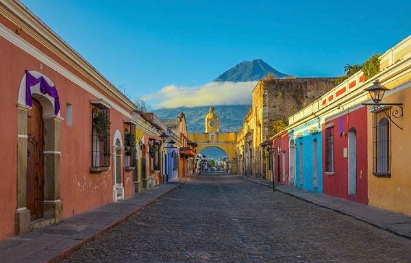 6. Guatemala'da adeta yaşayan bir şehir; pastel renklere boyanmış ve volkanik dağ manzaralı Antigua'yı ziyaret edin.