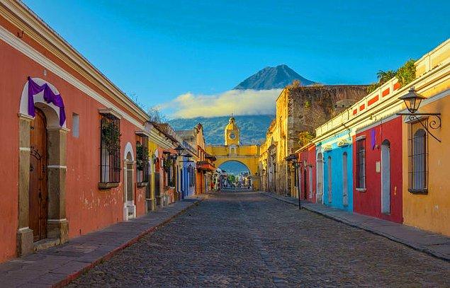 6. Guatemala'da adeta yaşayan bir şehir; pastel renklere boyanmış ve volkanik dağ manzaralı Antigua'yı ziyaret edin.