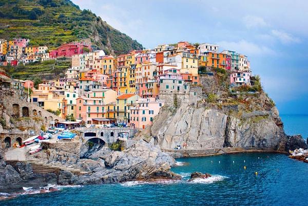 12. Rengarenk bir kasabayı da İtalya'nın Cinque Terre'sinde bulabilirsiniz.