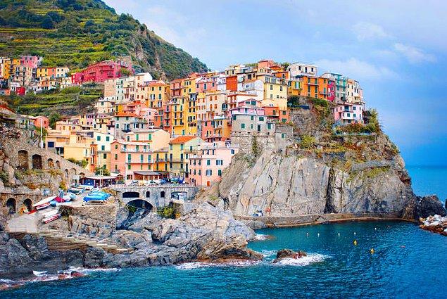 12. Rengarenk bir kasabayı da İtalya'nın Cinque Terre'sinde bulabilirsiniz.