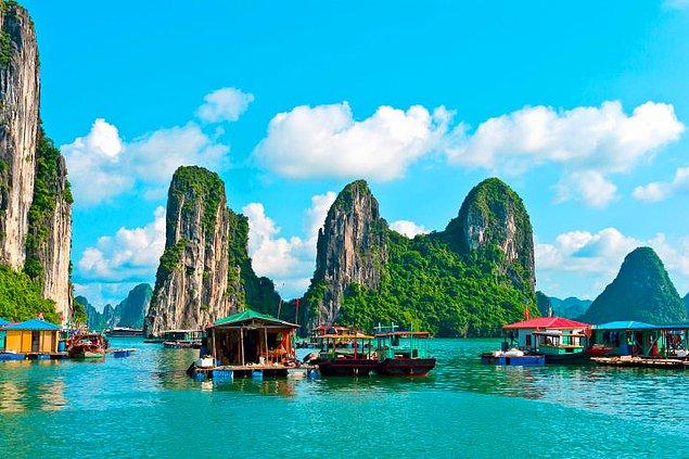 13. Vietnam'ın yüzen balıkçı köylerini Ha Long Körfezinde bir nehir turuna çıkarak bulabilirsiniz.