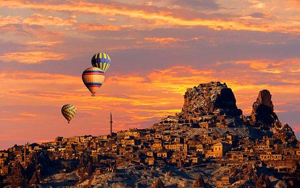17. Kapadokya'da balon turuna çıkıp bu dünyada eşi olmayan coğrafyayı havadan görün.