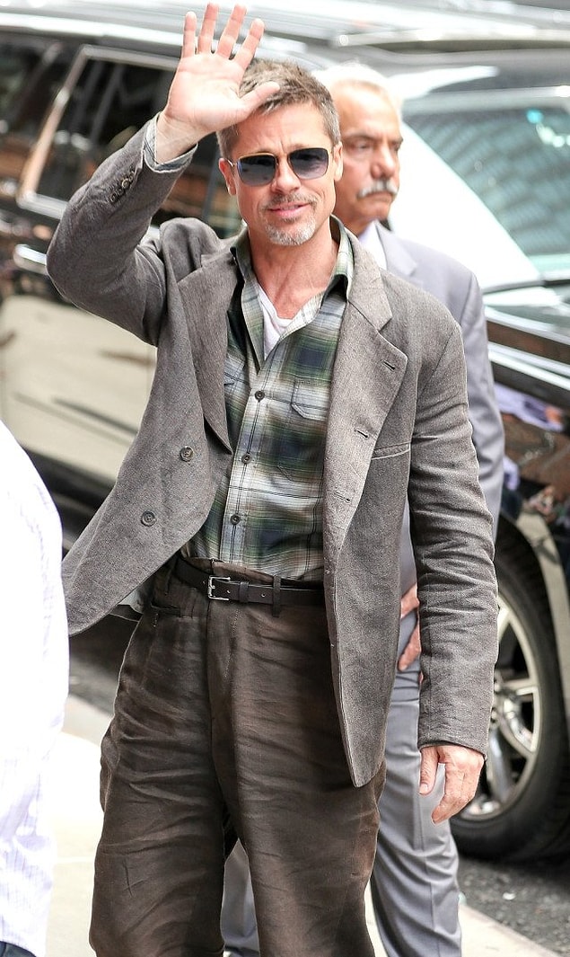 16. Angelina Jolie ile ayrılığının ardından çok kilo veren Brad Pitt, bu defa da "dede stili" ile sosyal medyanın diline düştü.