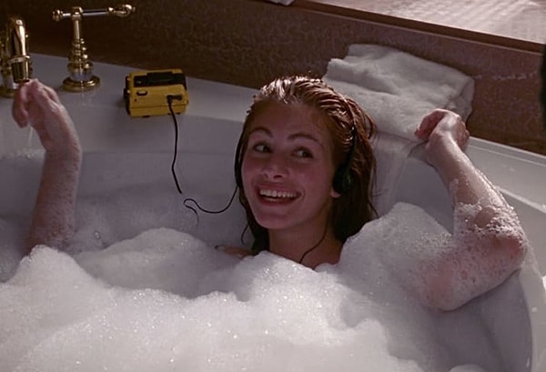 11. Можно долго лежать и "откисать" в ванной, и никто не будет стучаться в дверь, поторапливая вас