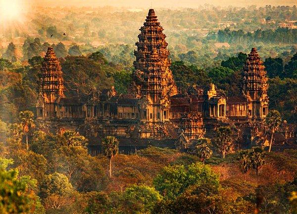 26. Kamboçya'da 9. yüzyılda Hindu tapınağı olarak inşa edilmiş Angkor Wat antik tapınaklarını görmek için Siem Reap'a gidin.