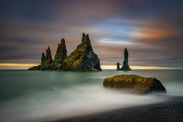 30. Reynisfjara Plajı'nı yani İzlanda'da güneyindeki simsiyah kumlarla kaplı kıyılarda özellikle kışın güneş iyice yeryüzüne yaklaştığında bulutların dansını izleyin.