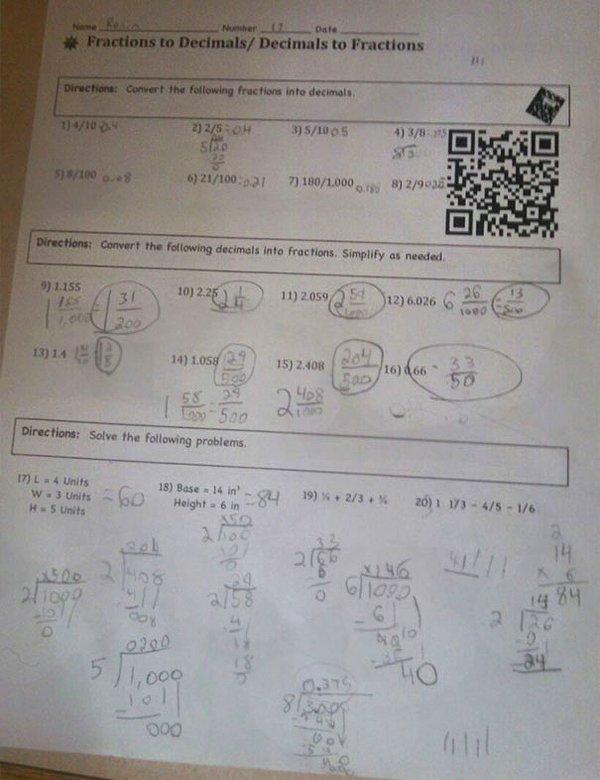 3. Bu okulda sınavda çıkan soruların yanında QR kodları bulunuyor; sınav sonrası QR kodunu telefona okutup sorunun çözüm videosuna ulaşabiliyorsunuz.