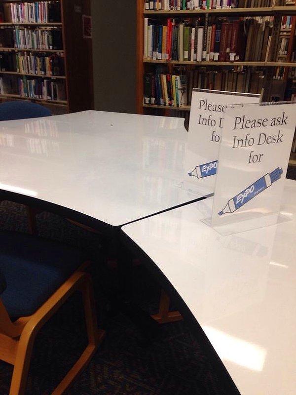 29. Bu kütüphanede çalıştığınız masanın kendisi bir beyaz tahta ve keçeli kalemle not alabiliyorsunuz.