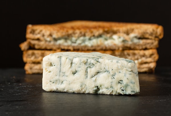 1. Голубой сыр (с плесенью) + сыр фета