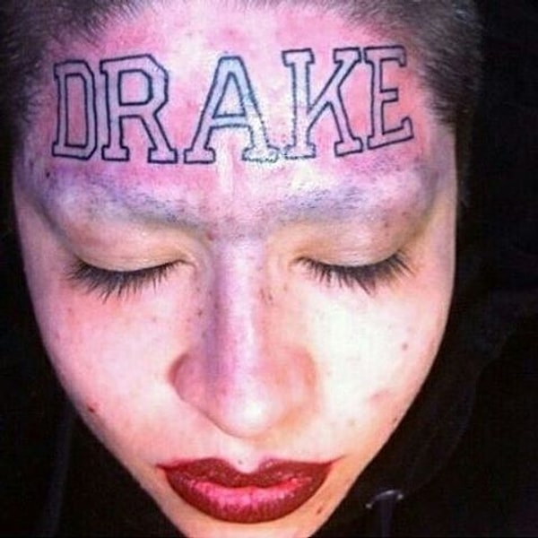 13. Зато теперь все будут знать, кто кумир этой девушки!