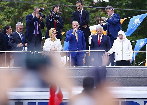 Erdoğan ilk konuşmayı salon dışında yaptı: 'Fiili bir ayrılığımız vardı ama bugün yeniden beraberiz'