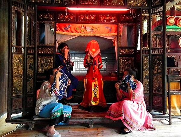 10. Çin'in çeşitli bölgelerinde çok değişik düğün gelenekleri var.