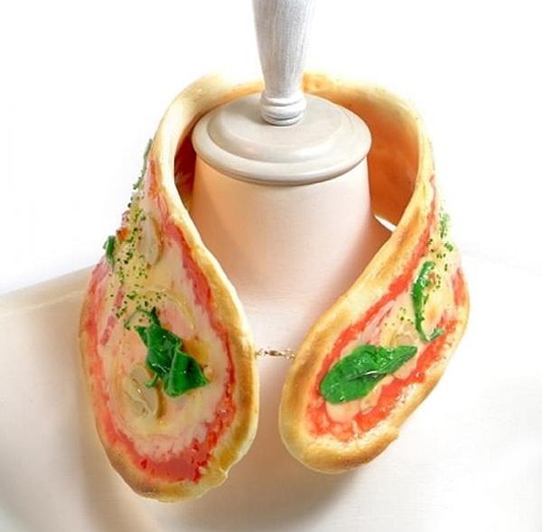 12. А эта пицца и вовсе прикинулась воротничком