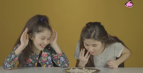 Дети впервые пробуют сало