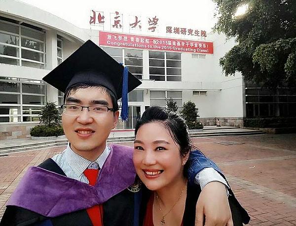 Ding, 2011 yılında Pekin Üniversitesi'nden mezun oldu. Hemen ardından aynı üniversitede Hukuk master'ı yaptı. 2 yıl çalıştıktan sonra Harvard'ı kazandı.