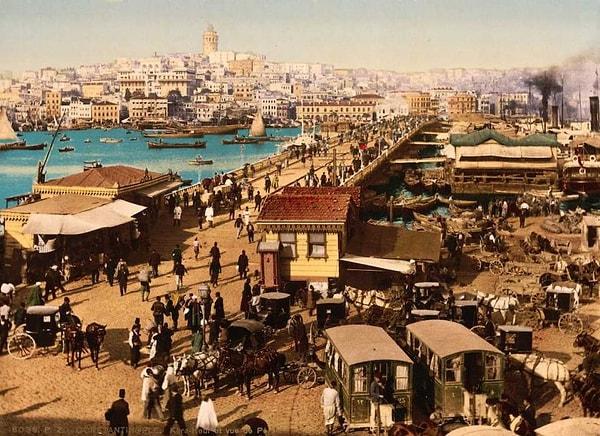 19. yüzyıldan itibaren şehir kuzeye doğru genişletildi. İstanbul'un ticaret merkezi, geçtiğimiz beş asırda beş defa yenilenen Galata Köprüsü etrafında yapılaştı.