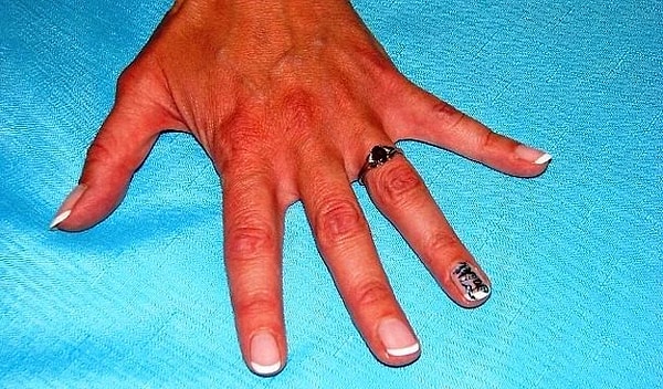 10. Положите ладонь на поверхность так, как вы это делаете всегда