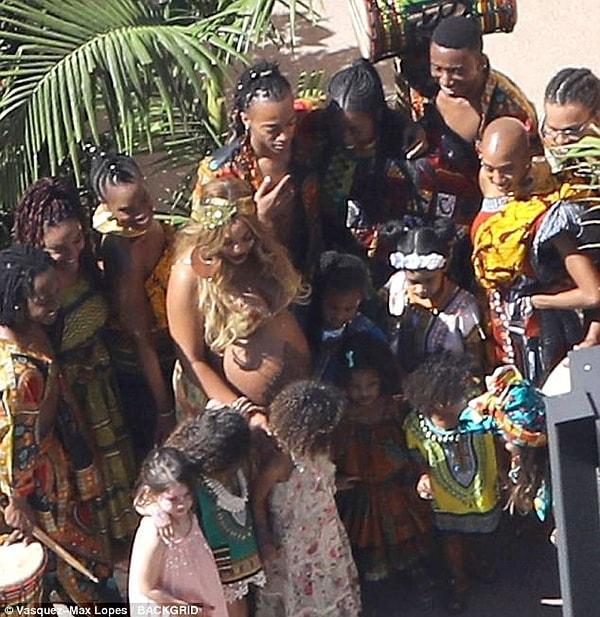 Afrika temalı partide kızları Blue Ivy ile de eğlenceli vakit geçirdiler. 😍