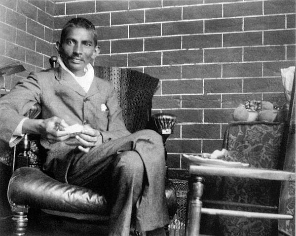 1893 ve 1914 yılları arasında Güney Afrika’da avukatlık yapan Gandhi, siyahların insan sayılamayacağını düşünüyordu.