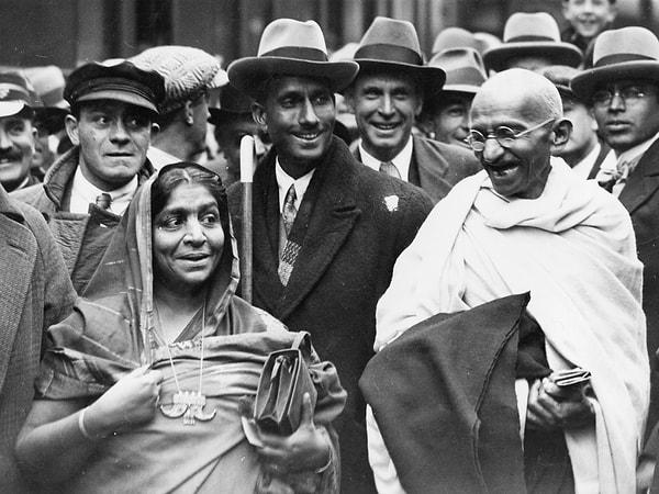 Gandhi, Dalitlerin özgürlüğünü de gerçekçi bir hedef olarak görmüyordu.  Ayrıca ona göre Dalitler, parlamentoda temsil edilmeye layık değillerdi.