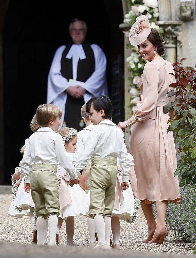 Gelinin ablası, artık hepimizin yakından tanıdığı düşes Kate Middleton çiçek taşıyan kız ve erkek çocuklar ile birlikte.
