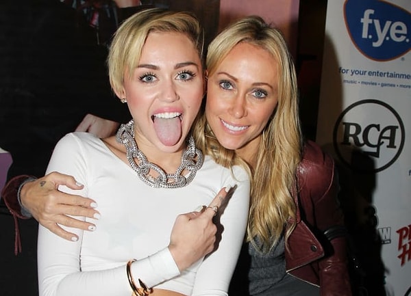 12. Майли и Тиш Сайрус